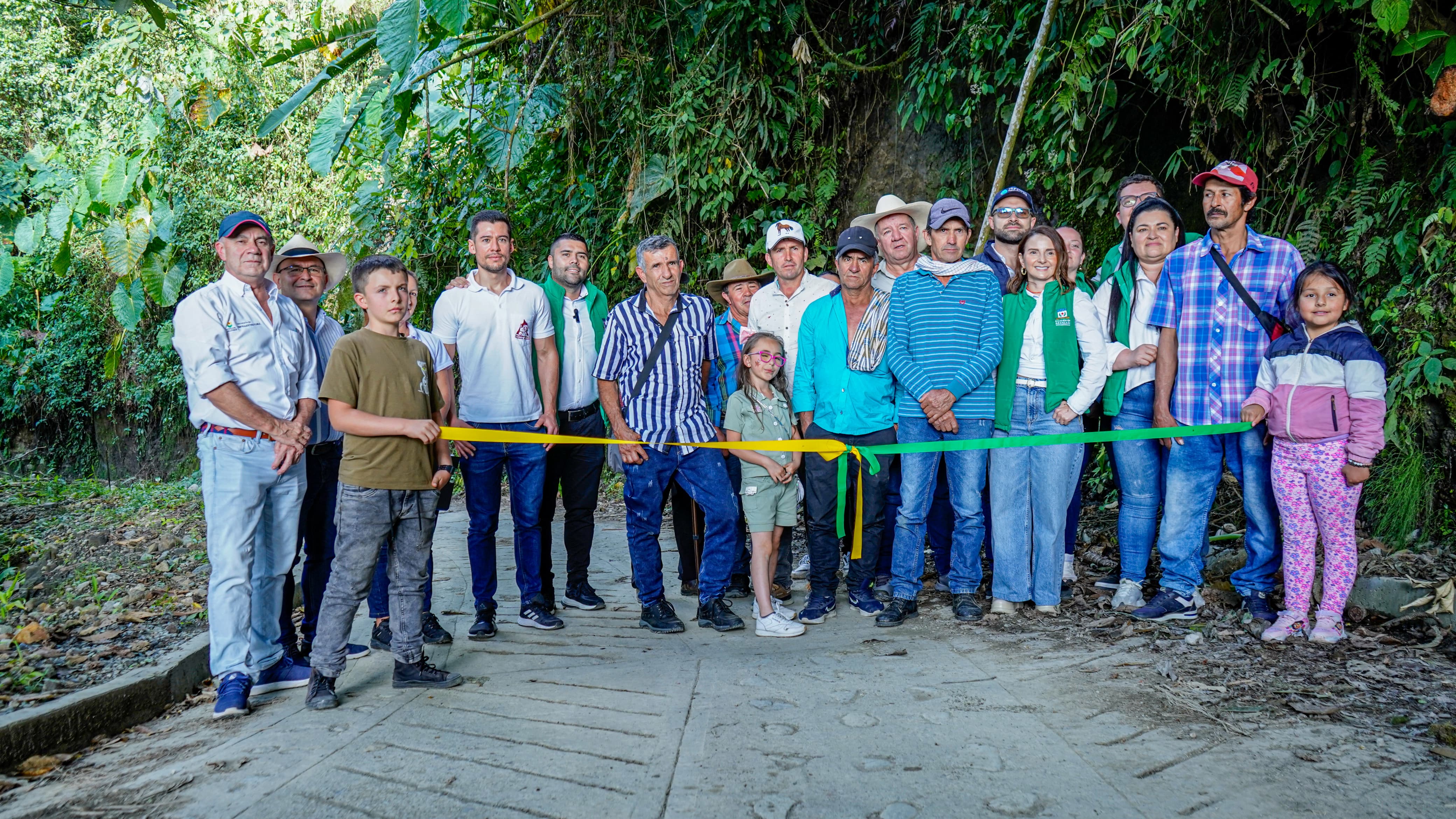 Galería Entrega de Placa Huella en La vereda Muelas en Aranzazu