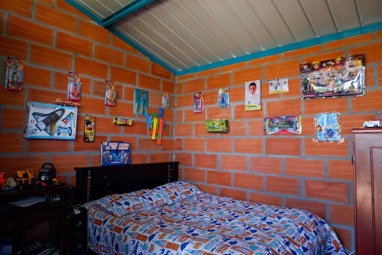 3773718b 0640 127e 33a3 bab8f9ad426d