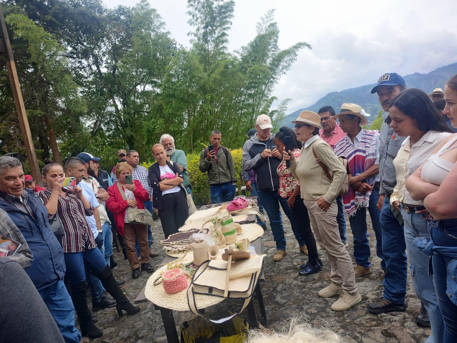 9e01b766 1500 5f7b 12a5 e290a0a1d43f