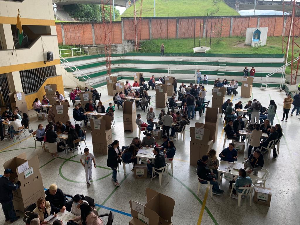 imagen personas votando en colegio Manizales
