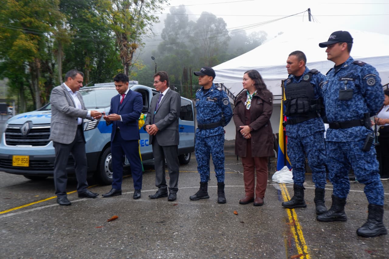 Gobernacion de Caldas fortalece la gestion del INPEC con la entrega de un nuevo vehiculo de traslado para varones en Manizales