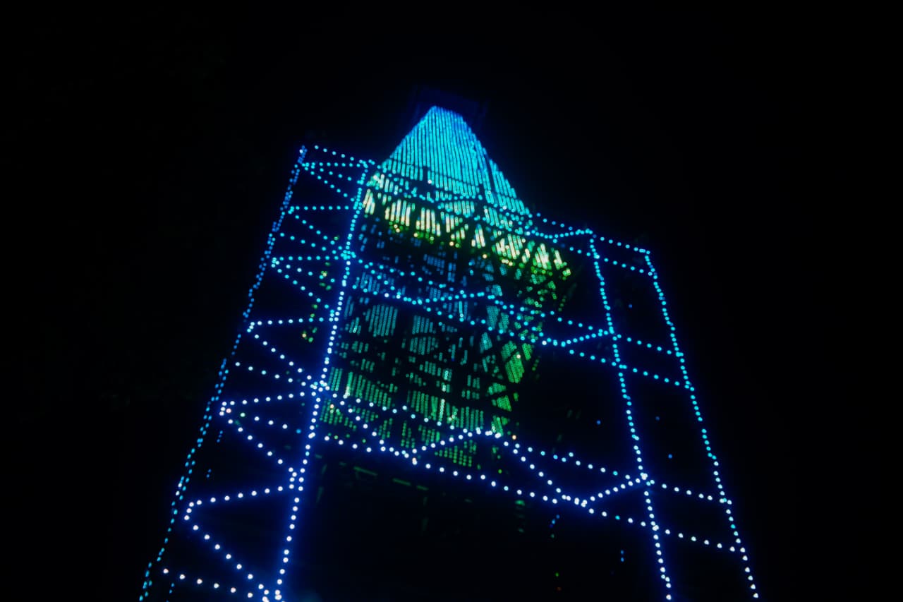 La Torre del Cable se ilumina en reconocimiento, memoria y dignidad de las victimas del conflicto en Caldas