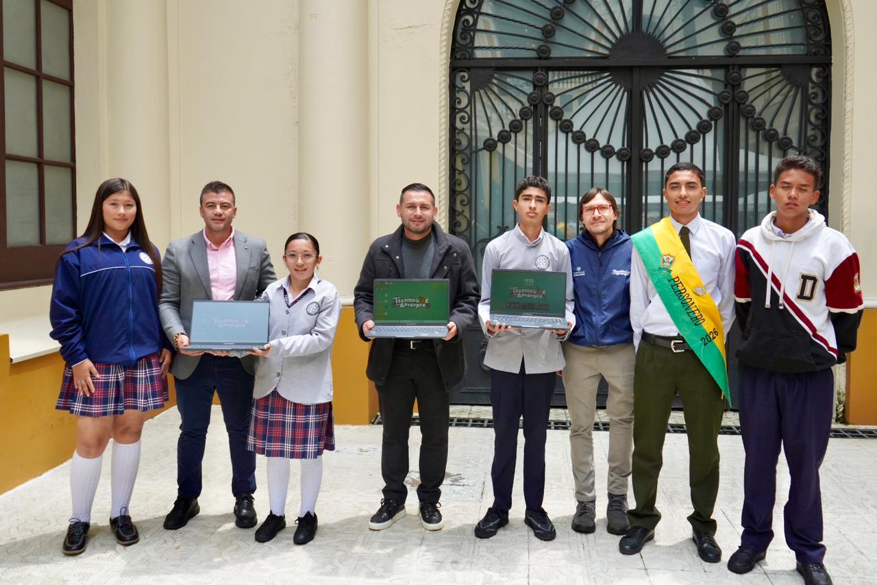 Caldas le apuesta a la educacion digital con la entrega de 666 computadores para sus instituciones educativas