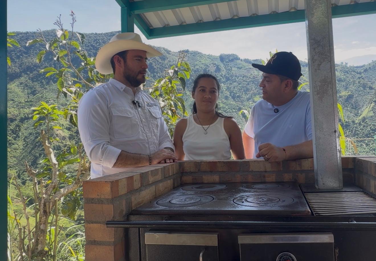 42 familias campesinas de Marquetalia transforman sus hogares con estufas ecoeficientes, proyecto liderado por el Gobierno de Caldas