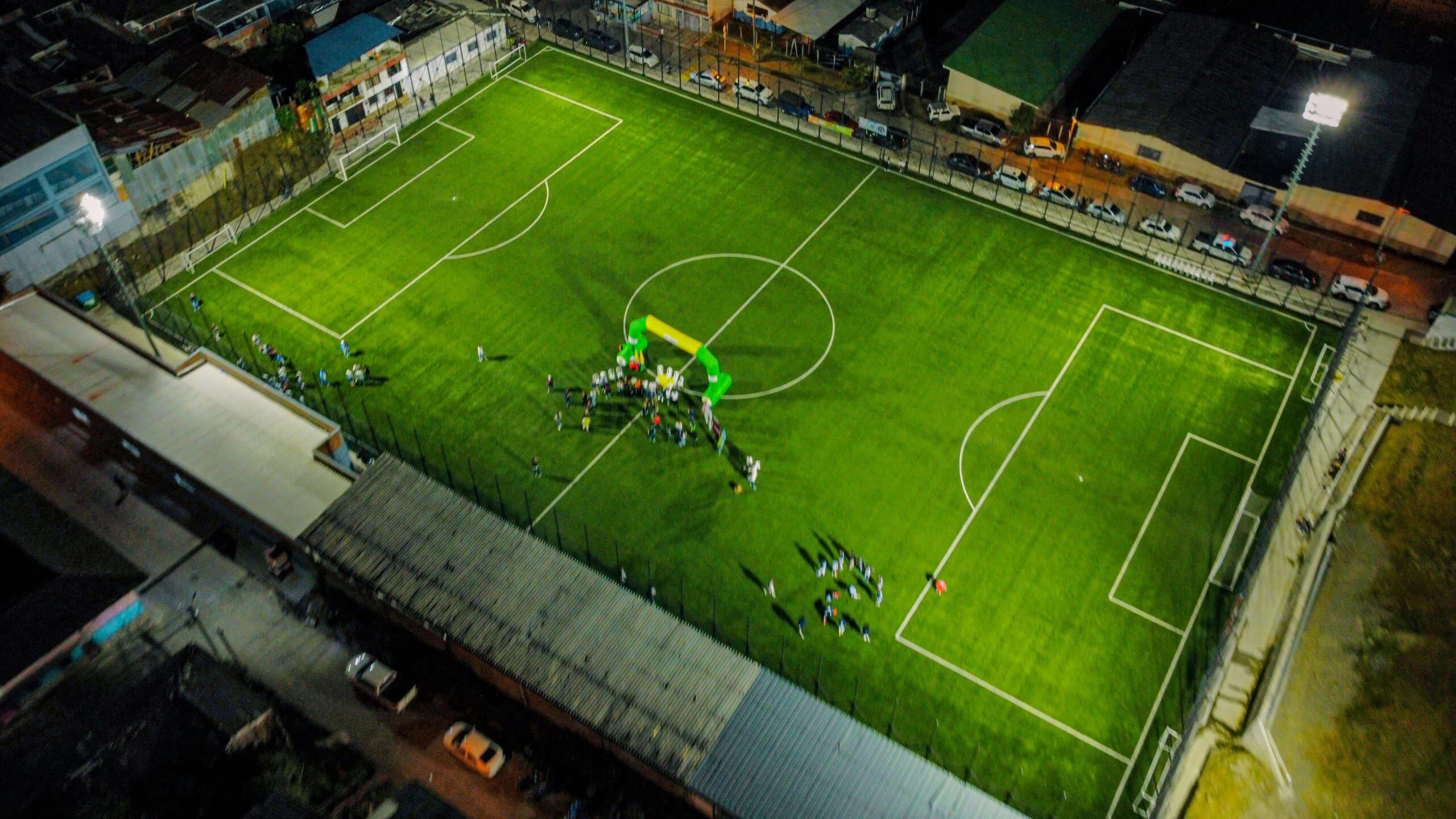 Caldas sigue iluminando el deporte: Neira estreno luminarias en su estadio