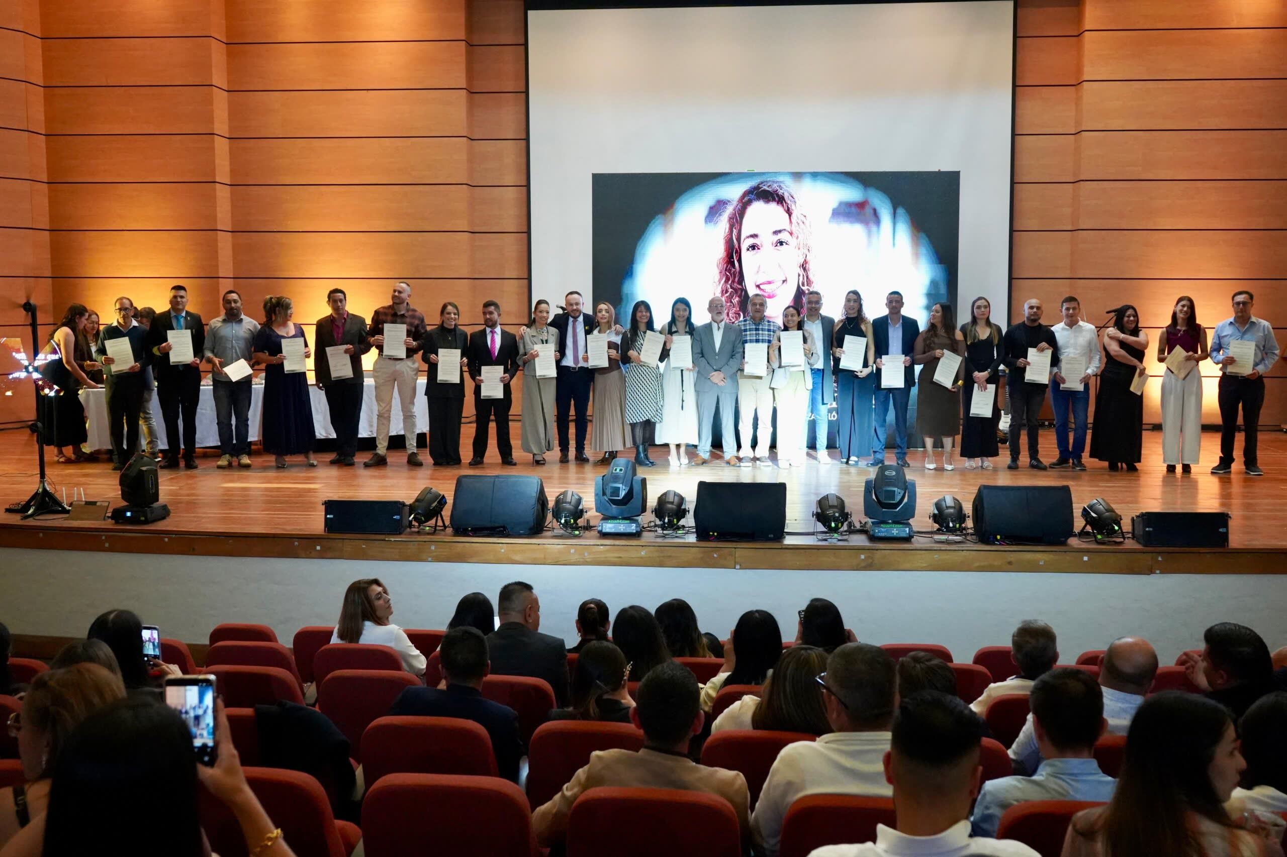 Gobernacion de Caldas reconocio la vocacion y el compromiso de sus servidores publicos en una noche de homenaje al servicio