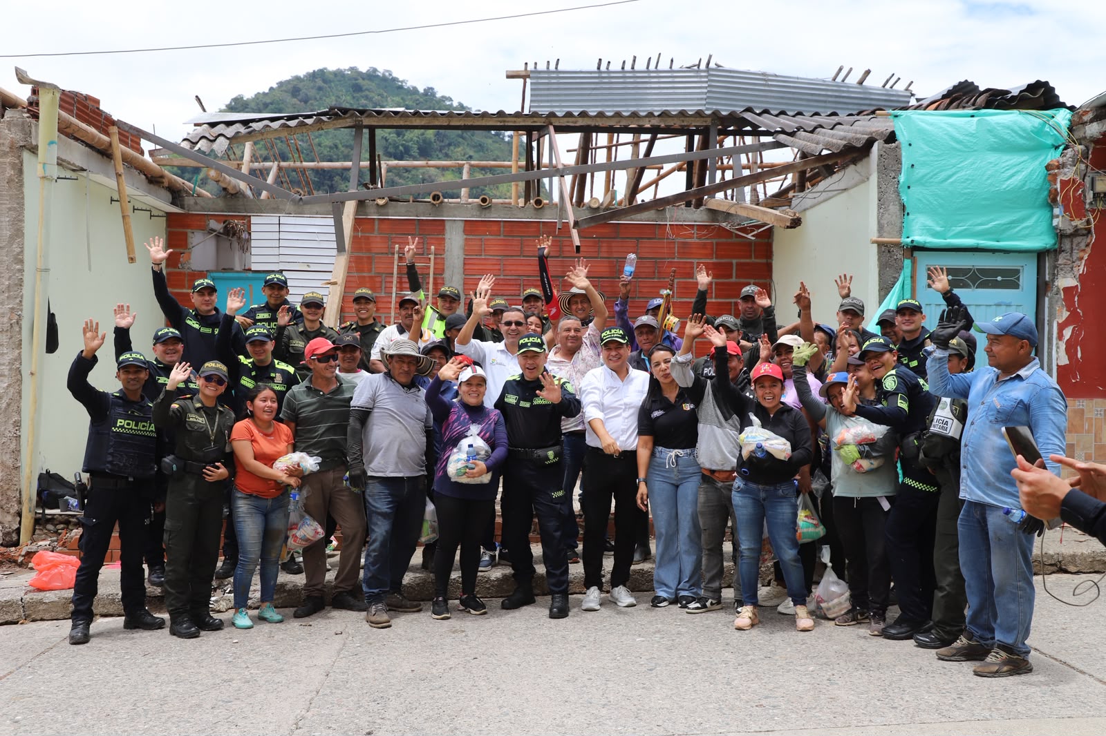 Reconstruir la esperanza: Gobernacion de Caldas y Policia Nacional llevan ayuda integral y alegria al corregimiento de Bonafont tras el sismo