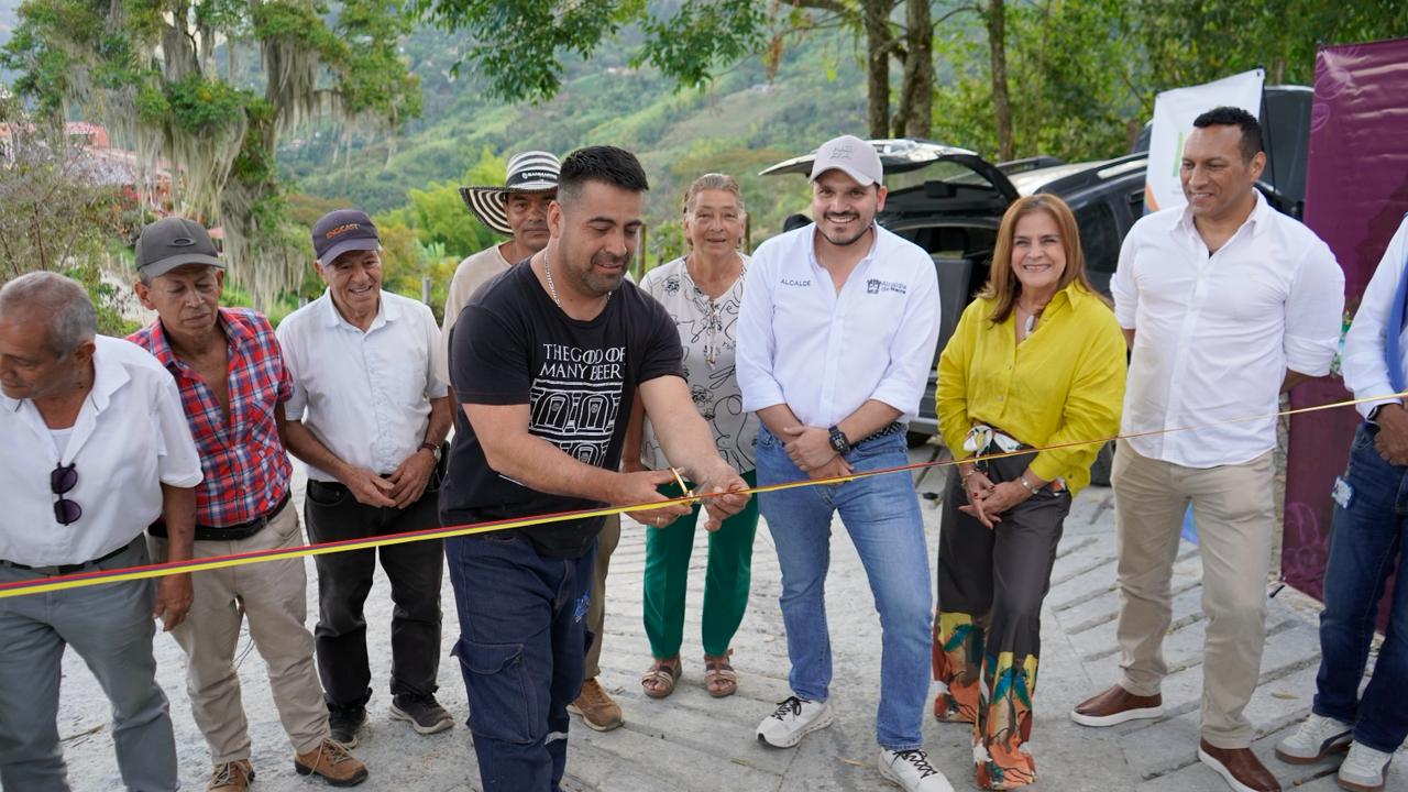 Inficaldas mejora la movilidad rural de Neira con la entrega de placa huella en el sector Verdun