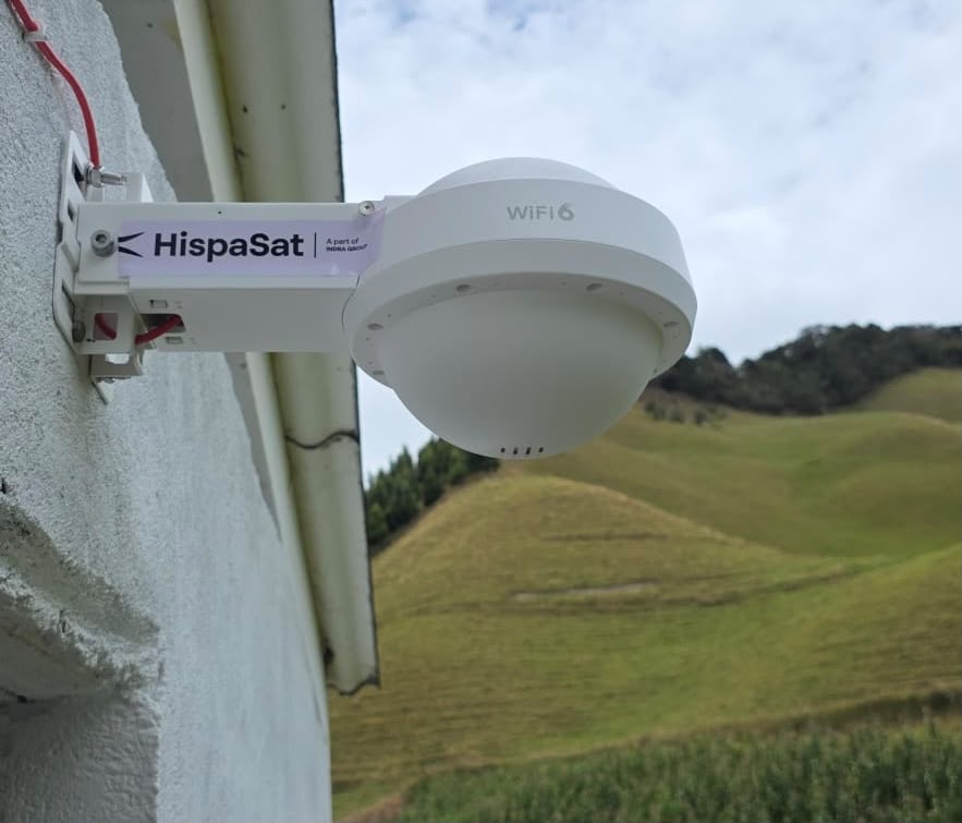 Gobierno de Caldas, en alianza con Hispasat, lleva conectividad satelital a 20 municipios afectados por el terremoto