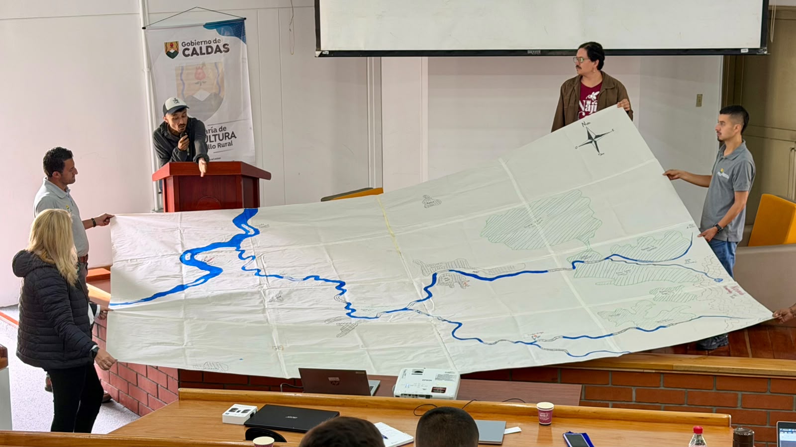 Caldas avanza en el fortalecimiento de la cadena apicola y la conservacion de los polinizadores, claves en el ecosistema