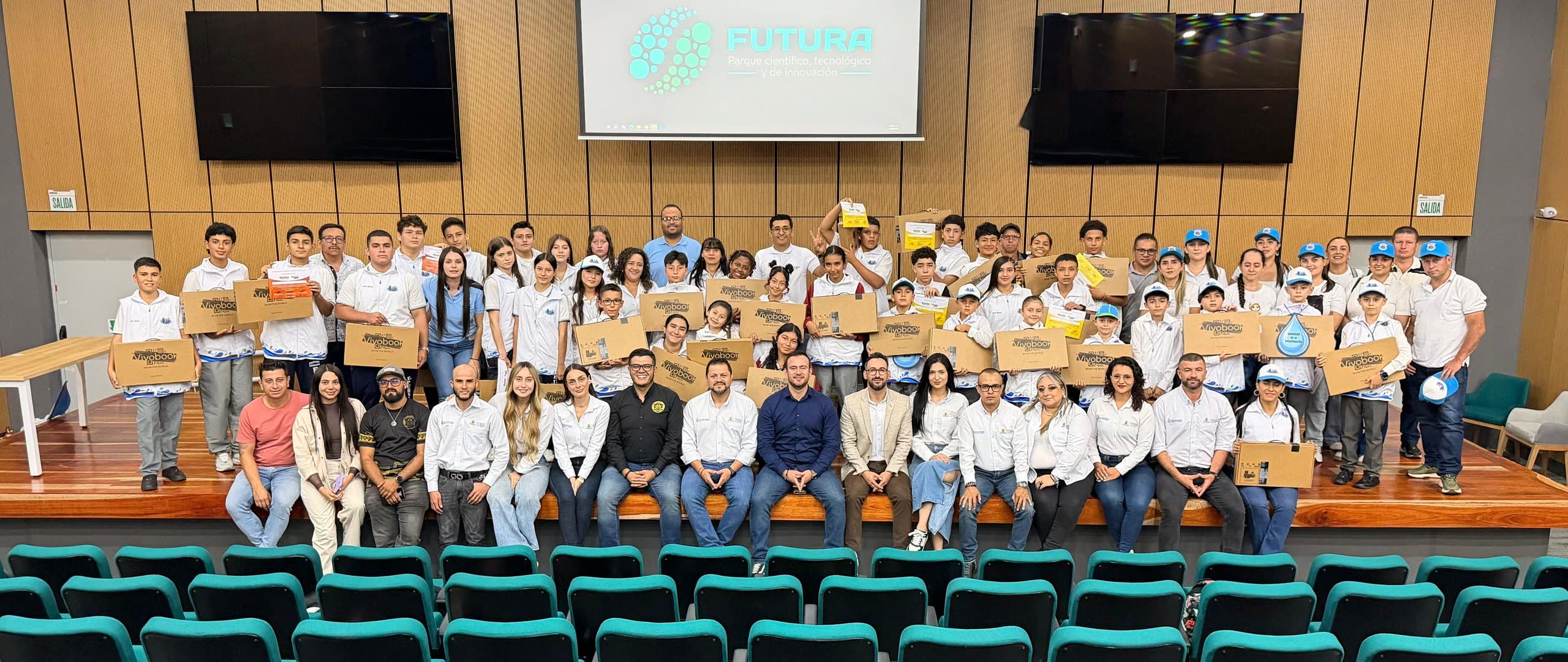 Gobierno de Caldas reconoce el compromiso y talento de los participantes de Expoclubes: 40 estudiantes ganadores recibieron computadores portatiles