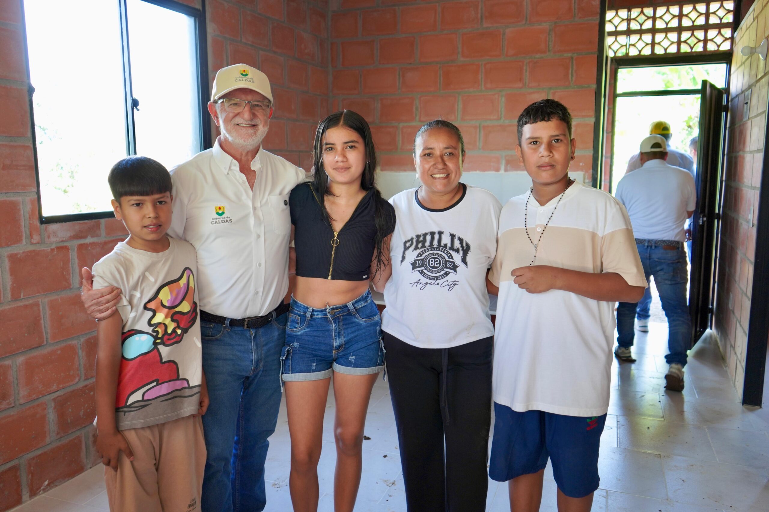 Gobernacion de Caldas acompana entrega de dos viviendas a familias damnificadas por el sismo en Belalcazar, gracias a donacion de LSA de Colombia, distribuidor de ILC.