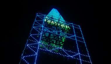 La Torre del Cable se ilumina en reconocimiento, memoria y dignidad de las victimas del conflicto en Caldas